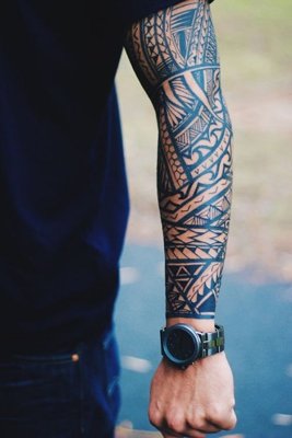  Tatouage maori, polynésien sur le bras